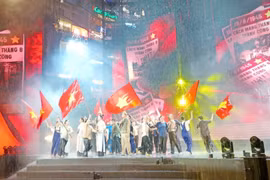 Người dân TP HCM ‘đội mưa’ xem chương trình nghệ thuật và pháo hoa tối 2/9