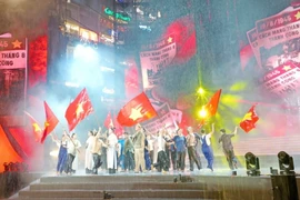 Người dân TP HCM ‘đội mưa’ xem chương trình nghệ thuật và pháo hoa tối 2/9