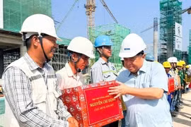 Phó Thủ tướng Nguyễn Chí Dũng chúc Tết công nhân dự án APEC 2027 tại Phú Quốc