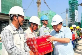 Phó Thủ tướng Nguyễn Chí Dũng chúc Tết công nhân dự án APEC 2027 tại Phú Quốc