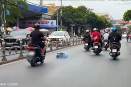 Thanh niên điều khiển ô tô mô hình lạng lách trên đường phố Trảng Dài