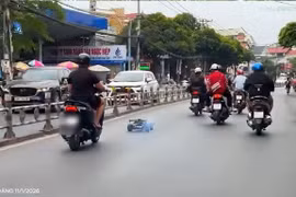 Thanh niên điều khiển ô tô mô hình lạng lách trên đường phố Trảng Dài