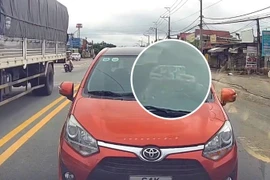 TP HCM: Lái xe ngược chiều, nữ tài xế còn giơ điện thoại lên thách thức