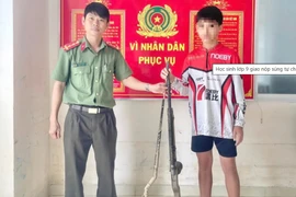 Học sinh lớp 9 giao nộp 2 khẩu súng cồn tự chế cho công an