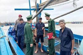 Ba ngư dân Đắk Lắk gặp nạn ở vùng biển Trường Sa được đưa vào bờ an toàn