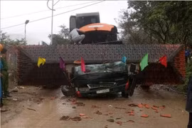 Xe tải chở xe múc va vào cổng chào, 2 người tử vong tại Đà Nẵng