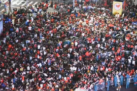 Hà Nội không ngủ: Hàng vạn người 'xí chỗ' qua đêm tại đường Hùng Vương , Trần Phú chờ xem tổng duyệt A80