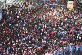 Hà Nội không ngủ: Hàng vạn người 'xí chỗ' qua đêm tại đường Hùng Vương , Trần Phú chờ xem tổng duyệt A80