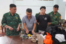 Đối tượng Huỳnh Kim Long bị lực lượng Biên phòng bắt giữ. (Ảnh: BPMQT)