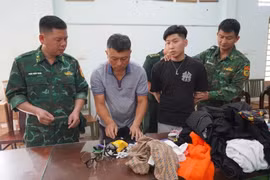 Đối tượng Huỳnh Kim Long bị lực lượng Biên phòng bắt giữ. (Ảnh: BPMQT)