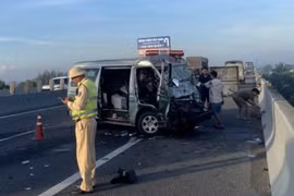 Xe tải lật ngang trên cao tốc TP HCM – Trung Lương sau va chạm xe cứu thương