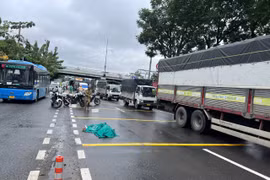 TP HCM: Người đàn ông lao vào xe container, tử vong tại chỗ