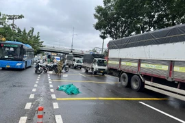 TP HCM: Người đàn ông lao vào xe container, tử vong tại chỗ