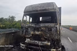 Xe container bốc cháy trên cao tốc Trung Lương - Mỹ Thuận