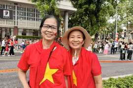 Người dân rưng rưng xúc động khi xem Lễ Tổng duyệt diễu binh, diễu hành kỷ niệm 80 năm Quốc khánh 2/9