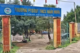 Sập trụ cổng trường học ở Lào Cai, 2 cháu nhỏ tử vong