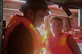 Biên phòng Cà Mau cứu ngư dân gặp nạn trên biển