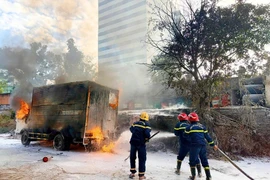 Gia Lai: Xe tải bất ngờ bốc cháy trong khuôn viên cây xăng