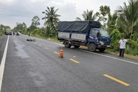 Đồng Tháp: Xe mô tô băng qua đường va chạm ô tô, một người tử vong