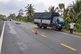 Đồng Tháp: Xe mô tô băng qua đường va chạm ô tô, một người tử vong