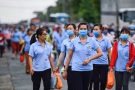 TP HCM tặng hàng nghìn vé tàu, máy bay cho công nhân về quê đón Tết