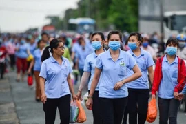 TP HCM tặng hàng nghìn vé tàu, máy bay cho công nhân về quê đón Tết