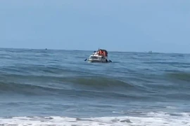 Khẩn trương tìm kiếm du khách TP.HCM bị sóng biển Kê Gà cuốn trôi