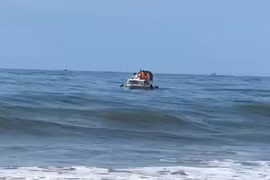 Khẩn trương tìm kiếm du khách TP.HCM bị sóng biển Kê Gà cuốn trôi