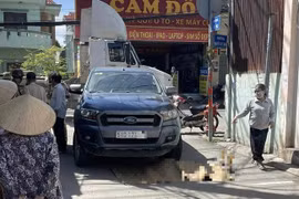 TP HCM: Tai nạn thương tâm giữa xe ô tô bán tải và cụ bà tàn tật