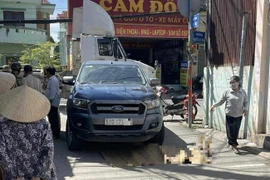 TP HCM: Tai nạn thương tâm giữa xe ô tô bán tải và cụ bà tàn tật