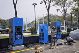 TP HCM hiện có 102 vị trí lắp đặt tủ đổi pin xe máy điện trên vỉa hè