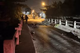 TPHCM: Phát hiện nam thanh niên tử vong cạnh xe máy trên cầu Chùm Chụp