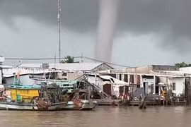 Vòi rồng cao hàng trăm mét lại xuất hiện trên vùng biển Cà Mau
