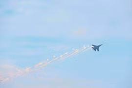 Chùm ảnh: Mãn nhãn màn tiêm kích Su-30MK2 thả đạn nhiễu rực sáng trên bầu trời Thủ đô