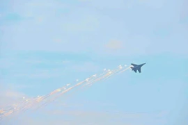 Chùm ảnh: Mãn nhãn màn tiêm kích Su-30MK2 thả đạn nhiễu rực sáng trên bầu trời Thủ đô