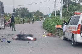 TP HCM: Xe tải va chạm xe máy, 2 người gặp nạn thương tâm