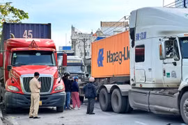 Bé gái 14 tuổi chết dưới bánh xe đầu kéo tại cầu vượt Sóng Thần