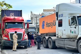 Bé gái 14 tuổi chết dưới bánh xe đầu kéo tại cầu vượt Sóng Thần