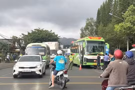 Xe khách lấn làn tông xe máy ở Lâm Đồng, 1 người tử vong