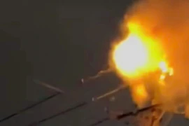 Đồng Tháp: Trụ điện phát nổ, lửa lan gây cháy 4 căn nhà dân