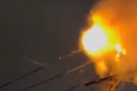 Đồng Tháp: Trụ điện phát nổ, lửa lan gây cháy 4 căn nhà dân