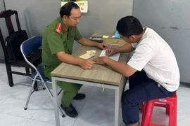 TP.HCM xử lý tài xế xe thu gom rác xả nước thải ra mặt đường