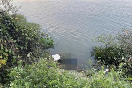 TPHCM tìm thân nhân thi thể nữ trôi sông có vết mổ và túi chất thải ở bụng