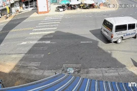 Xác minh vụ xe khách xoay nhiều vòng tại trung tâm xã Kiến Đức