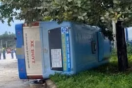 Xe buýt lật nghiêng ở Khánh Hòa, hành khách hoảng loạn