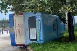Xe buýt lật nghiêng ở Khánh Hòa, hành khách hoảng loạn