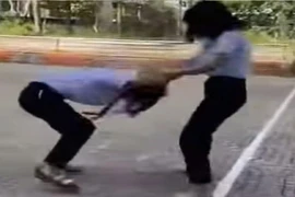 Nữ sinh lớp 6 bị bạn cùng trường đánh ngoài khuôn viên trường