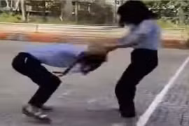 Nữ sinh lớp 6 bị bạn cùng trường đánh ngoài khuôn viên trường