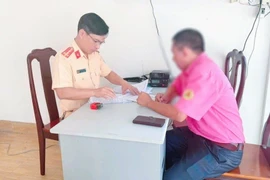 CSGT Đồng Nai xử phạt tài xế xe khách vượt ẩu trên QL20