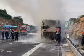 Kinh hoàng xe khách bốc cháy trên cao tốc, 30 người thoát chết